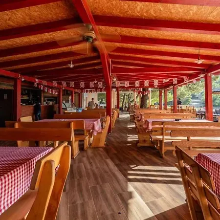 Fm Mobile - Oaza Mira, 营地 德拉格