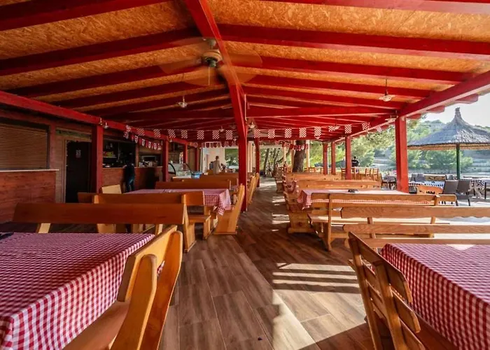 Fm Mobile - Oaza Mira, 캠프장 드라게